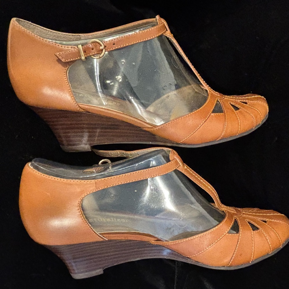 Naturalizer Tan Wedge Sandals with T-Strap Design